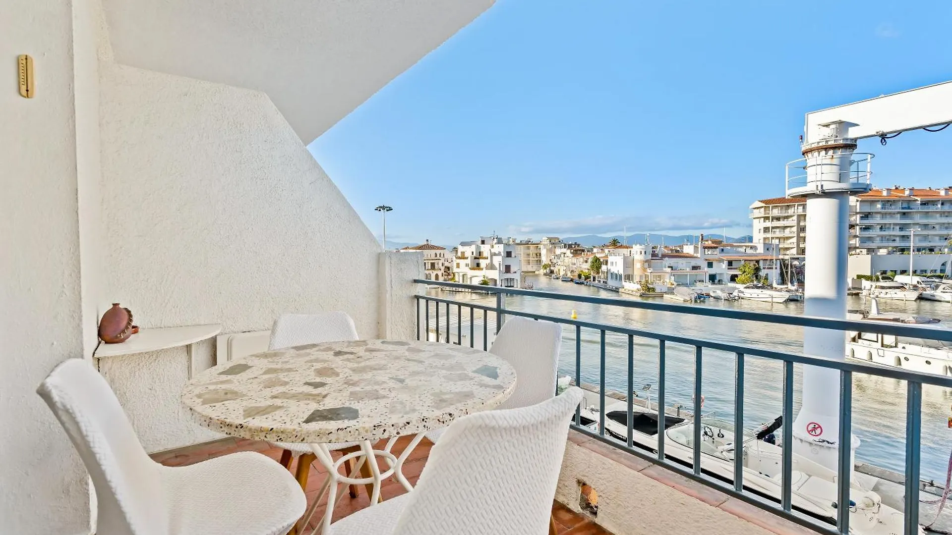 Apartamento Con Terraza Frente Al Canal Empuriabrava